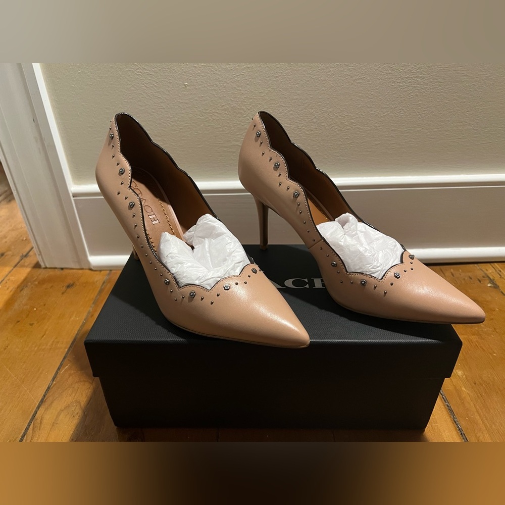 Coach Waverly 85MM TRSTD LTR Pale Blush Size 8B Pumps w box/dust bag worn once